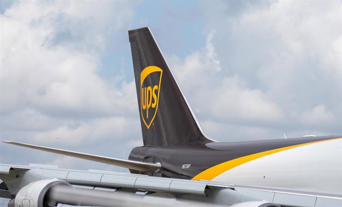Archivo - Un avión de carga de UPS en el aeropuerto de Miami, Estados Unidos (archivo)