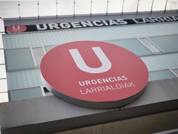 Archivo - Detalle de la fachada del Servicio de Urgencias del Hospital Universitario de Navarra.