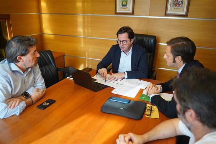 El alcalde de El Ejido (Almería), Francisco Góngora, durante la reunión mantenida en el Ayuntamiento.