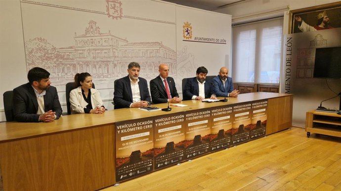 El alcalde de León, José Antonio Diez (centro derecha), junto al presidente del CEL, Julio César Álvarez (a su izquierda) y el presidente de ACOLE, Roberto Rodríguez (a su derecha), en la presentación del IX Salón del Automóvil de Ocasión.