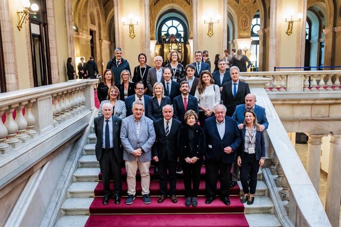 Representantes de las 13 cámaras de comercio posan en la escalinata del Parlament