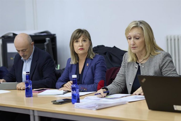 La consejera Amparo López  junto a la directora general de Función Pública, Gloria Arancón y el director gerente de Hacienda Foral de Navarra, Óscar Martínez de Bujanda