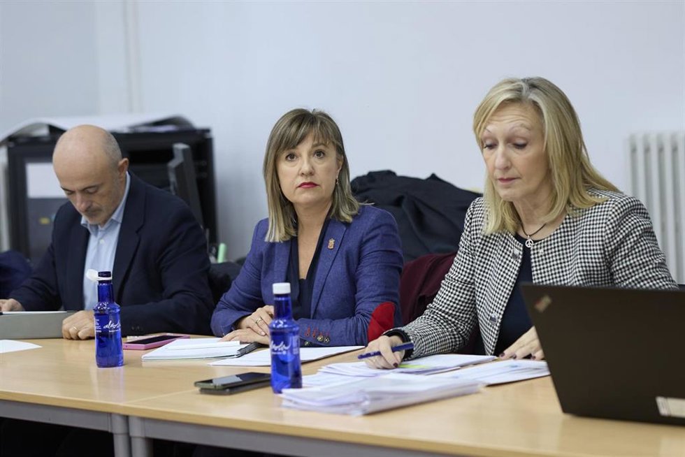 La consejera Amparo López  junto a la directora general de Función Pública, Gloria Arancón y el director gerente de Hacienda Foral de Navarra, Óscar Martínez de Bujanda