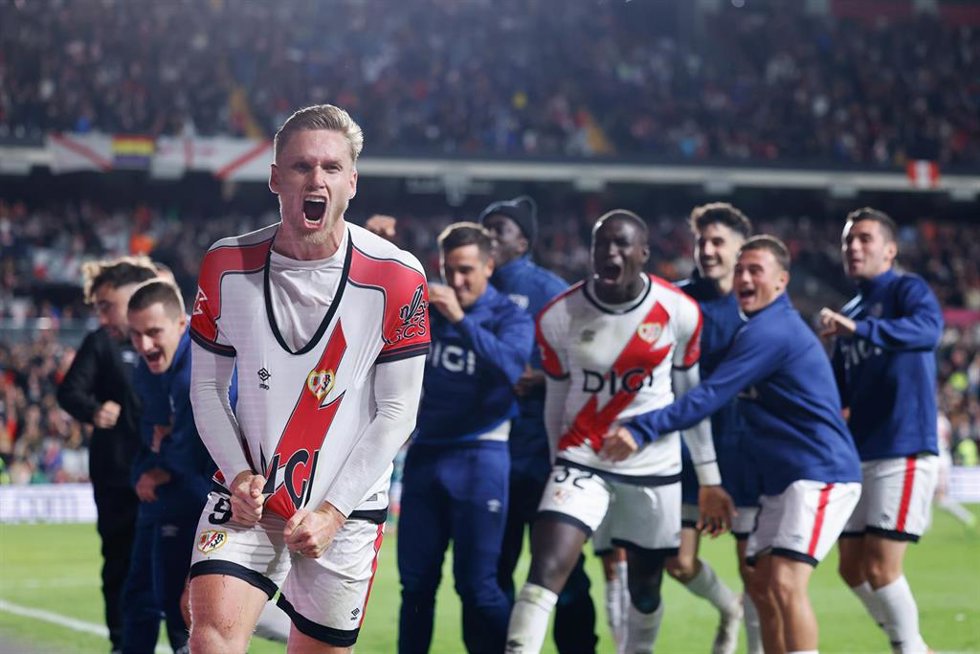El delantero Alemao celebra un gol en el Rayo Vallecano-Deportivo Alavés.