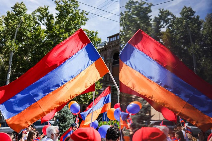 Archivo - Arquivo - 21 de setembro de 2025, Armênia, Yerevan: Bandeiras são agitadas durante um desfile no Dia da Independência da Armênia. Foto: Alexander Patrin/TASS via ZUMA Press/dpa