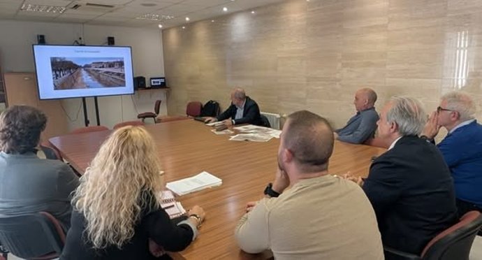 Reunió de l'Ajuntament d'Utiel amb la CHX per a avaluar les actuacions en el Magre