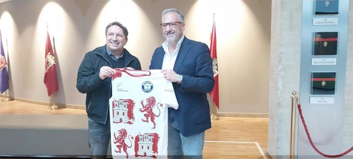 Carlos Pollán y Eusebio Sacristán posan con una camiseta de la Fundación de Castilla y León