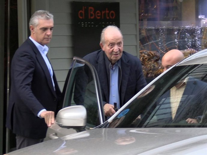 EL REY DON JUAN CARLOS SALE DE UN RESTAURANTE DESPUÉS DE DISFRUTAR DE UNA COMIDA CON AMIGOS