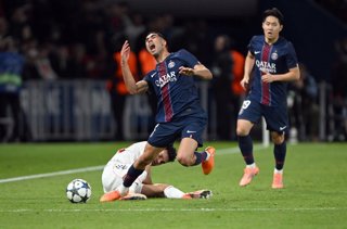 04 November 2025, France, Paris: Bayern Munich's Luis Diaz (L) fouls Paris Saint-Germain's Achraf Hakimi during the UEFA Champions League soccer match between Paris Saint-Germain and Bayern Munich at Parc des Princes. Photo: Federico Gambarini/dpa