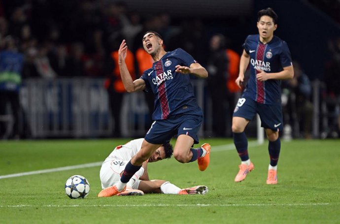 04 November 2025, France, Paris: Bayern Munich's Luis Diaz (L) fouls Paris Saint-Germain's Achraf Hakimi during the UEFA Champions League soccer match between Paris Saint-Germain and Bayern Munich at Parc des Princes. Photo: Federico Gambarini/dpa