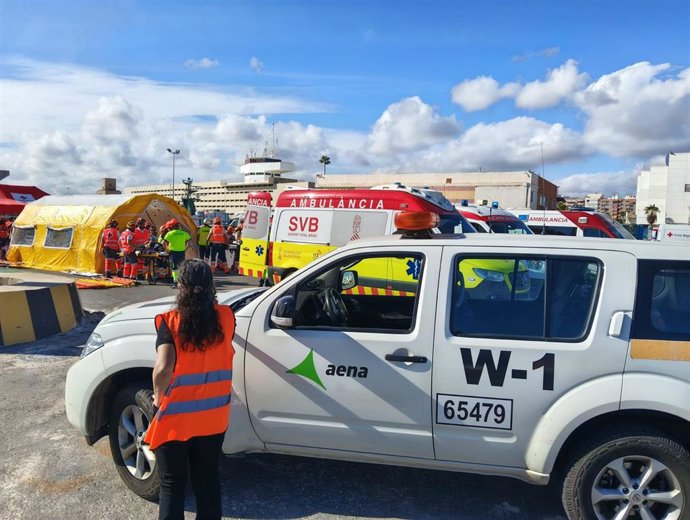 El aeropuerto de Alicante-Elche simula un accidente aéreo sobre el mar