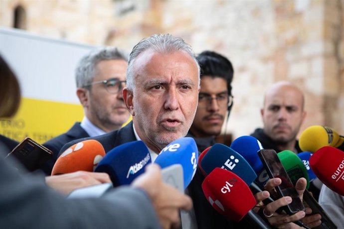 El ministro de Política Territorial y Memoria Democrática, Ángel Víctor Torres, atiende a los medios tras la reunión de la Comisión Interministerial de Coordinación de la Administración Periférica del Estado (CICAPE), en Zamora.