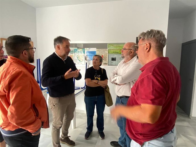 Ramón Galán con la Asociación Comunes de Conil.