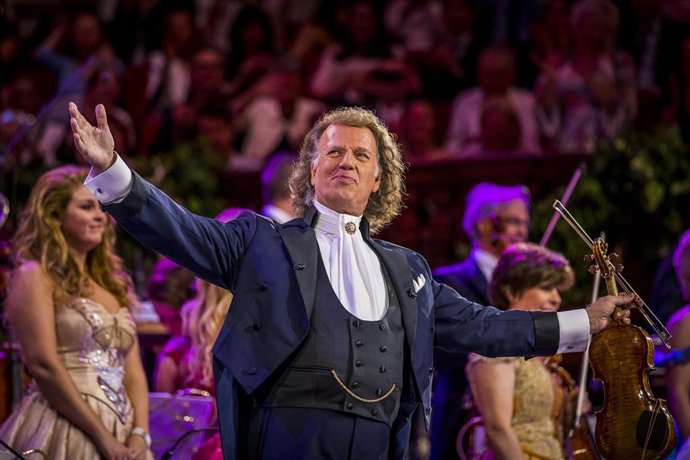 Archivo - André Rieu durante su concierto en Sydney.