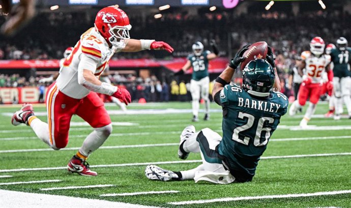 Archivo - 09 February 2025, US, New Orleans: Philadelphia Eagles running back Saquon Barkley (R) makes a catch in front of Kansas City Chiefs linebacker Drue Tranquill (L). Photo: Emily Curiel/TNS via ZUMA Press Wire/dpa