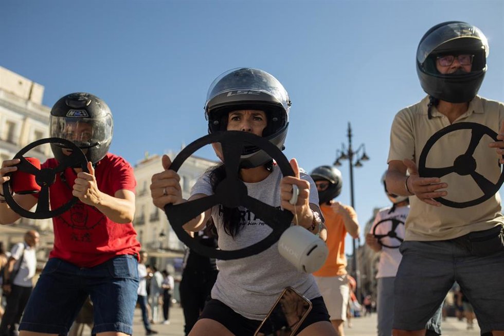Archivo - Varias personas durante un acto contra la construcción del circuito urbano de Fórmula 1 en Madrid, en la Puerta del Sol, a 14 de septiembre de 2025, en Madrid (España).