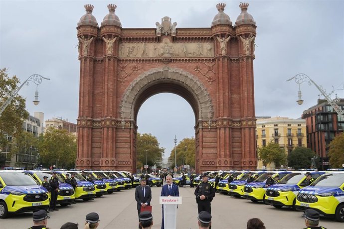 El alcalde de Barcelona, Jaume Collboni, en la presentación de 21 nuevos vehículos de la Guàrdia Urbana