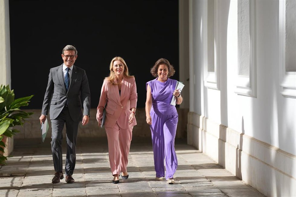 La consejera de Economía, Hacienda, Fondos Europeos y Diálogo Social de la Junta de Andalucía y portavoz del Gobierno, Carolina España (c), la consejera de Sostenibilidad y Medio Ambiente de la Junta de Andalucía, Catalina García (d), y el consejero de