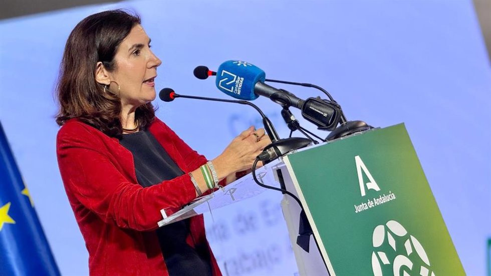 La consejera de Empleo, Empresa y Trabajo Autónomo, Rocío Blanco, ha clausurado el II Encuentro sobre el Comercio Interior en Andalucía, donde ha subrayado el peso estratégico de este sector en la comunidad.