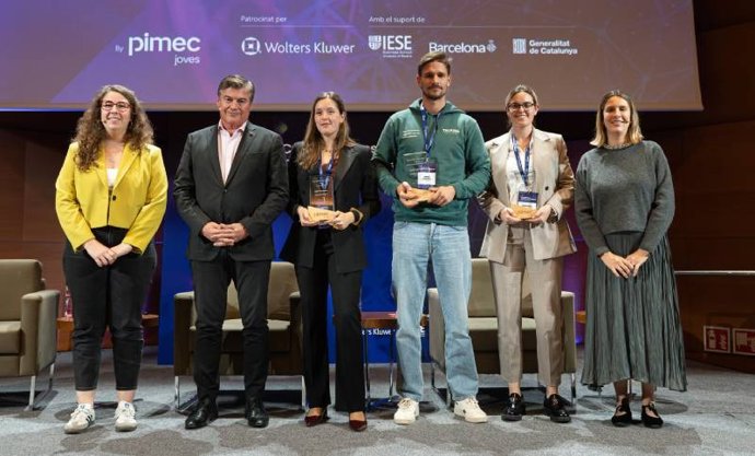 Los ganadores de los Premios Pimec Joves, junto a la directora general de Juventud de la Generalitat, Clara Quirante; el presidente de Pimec, Antoni Cañete, y la presidenta de Pimec Joves, Gemma Roy.