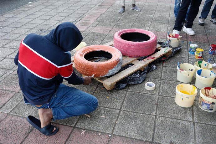Archivo - Varios migrantes durante una acción de protesta por la expulsión de dos migrantes del centro de Monterroso, a 25 de febrero de 2025, en Monterroso, Lugo, Galicia (España). Los refugiados del centro de Monterroso continúan realizando acciones de 