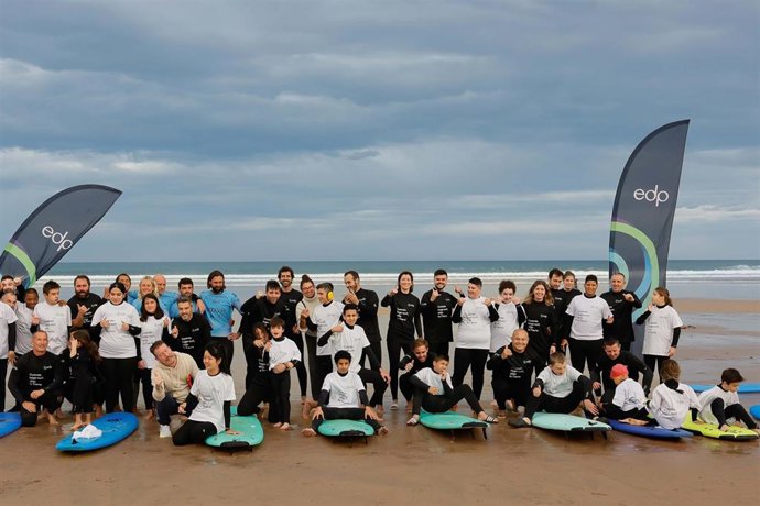 Archivo - EDP organiza una jornada de surf inclusiva y sostenible en la Playa de San Lorenzo