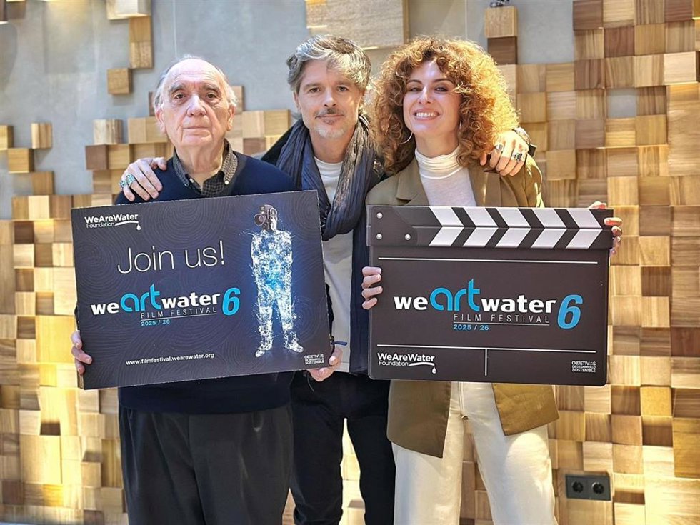 El presidente de la Academia de Cine, Fernando Méndez-Leite, junto con el director del festival, Carlos Garriga, y la actriz Cayetana Cabezas.