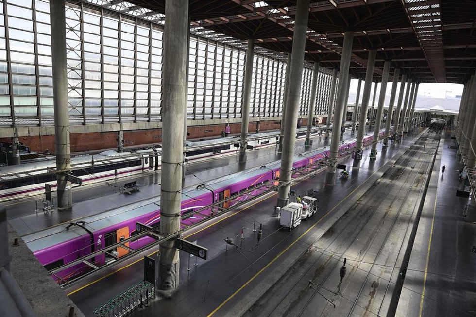 Archivo - Un tren en la Estación de Madrid - Puerta de Atocha - Almudena Grandes