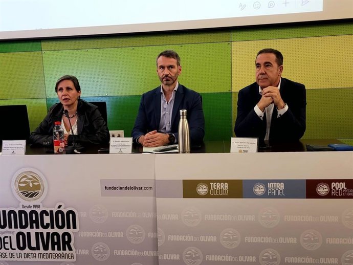 La delegada territorial de Agricultura, Soledad Aranda (i), en la clausura de la jornada.