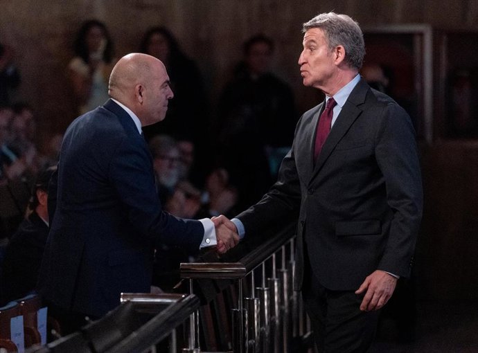 Archivo - (d-i) El presidente del PP, Alberto Núñez Feijóo, y el presidente de ATA, Lorenzo Amor. 