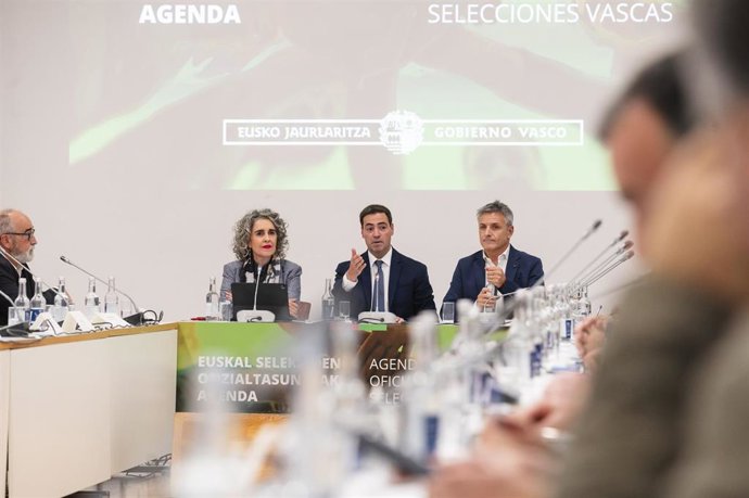 El Lehendakari, Imanol Pradales, reunido en el Palacio Euskaduna de Bilbao con los presidentes de las Federaciones Deportivas Vascas para presentarles su Agenda de Oficialidad de las Selecciones Vascas