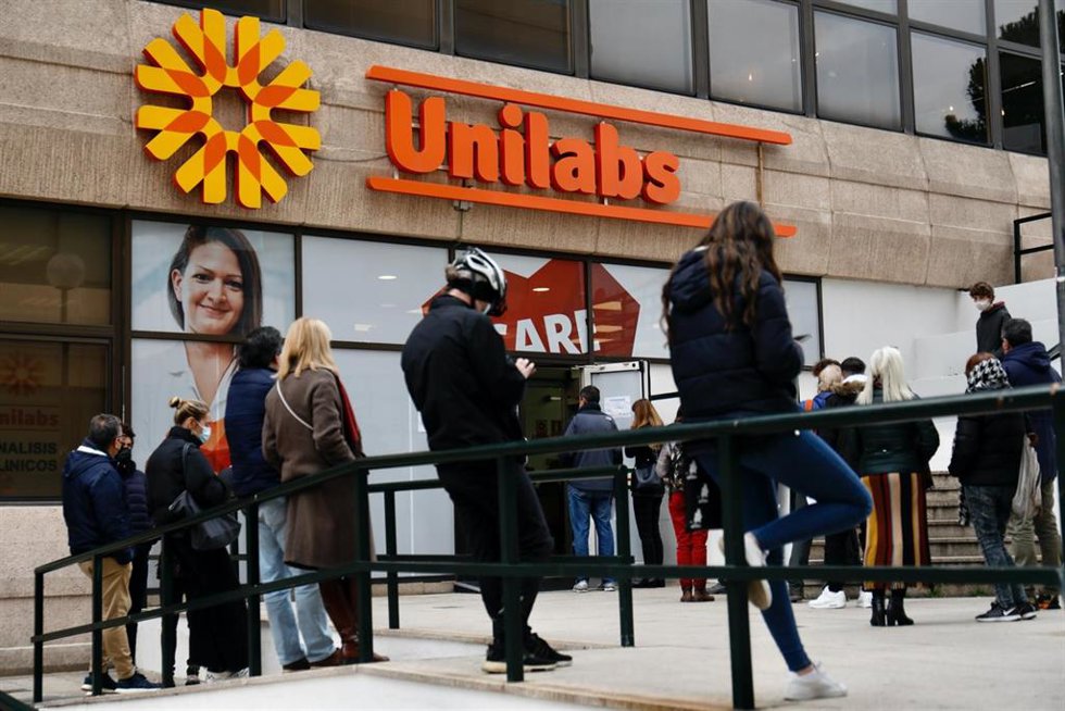Archivo - Varias personas hacen cola para hacerse test y otras pruebas de covid, en los Laboratorios Unilabs, a 20 de diciembre de 2021, en Madrid (España). 