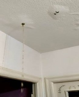 Un piso de vecinos de Las Moreras de Córdoba con goteras tras las últimas lluvias.