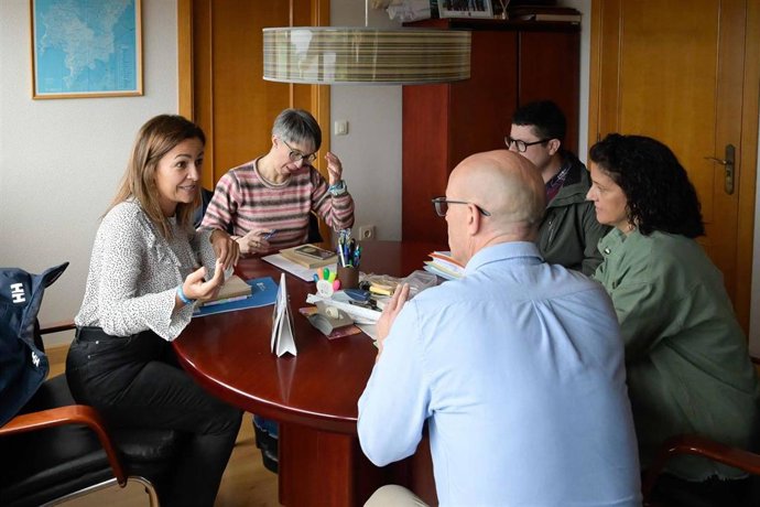 La conselleira do Mar, Marta Villaverde, durante visitad este miércoles a la Agrupación de Mariscadoras do Esteiro do Anllóns.