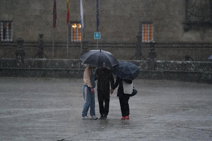 Archivo - Varias personas con paraguas durante el paso de la borrasca ‘Aline’, a 19 de octubre de 2023, en Santiago de Compostela, A Coruña, Galicia (España). La borrasca Aline, la primera considerada de impacto de esta temporada, se ha hecho notar en San