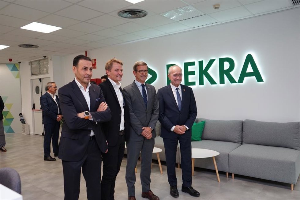 El consejero Jorge Paradela junto al alcalde de Málaga, Francisco de la Torre, y el director de la ADA, Raúl Jiménez, ha asistido a la inauguración del laboratorio de ciberseguridad de componentes electrónicos de la compañía Dekra.