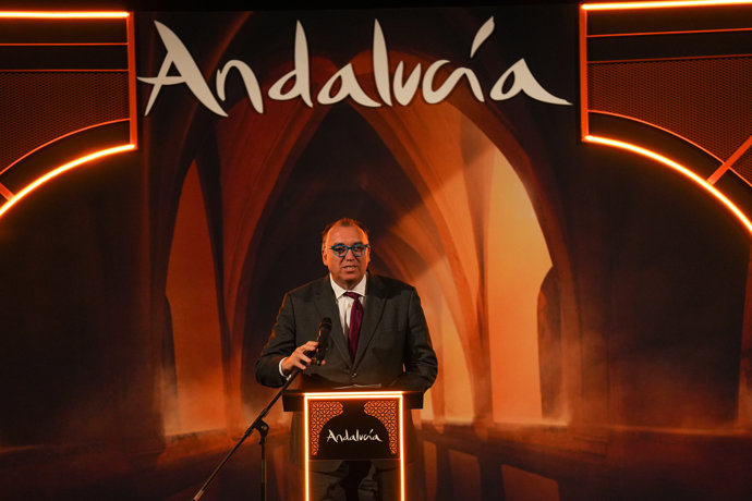 El consejero de Turismo y Andalucía Exterior, Arturo Bernal, ofrece una rueda de prensa en la World Travel Market de Londres.