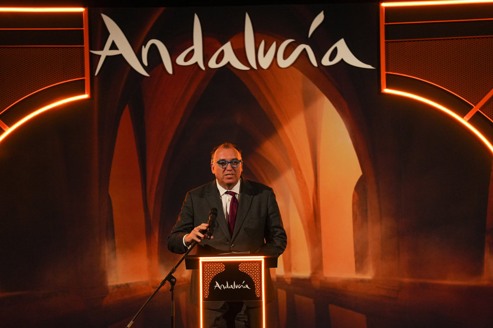 El consejero de Turismo y Andalucía Exterior, Arturo Bernal, ofrece una rueda de prensa en la World Travel Market de Londres.