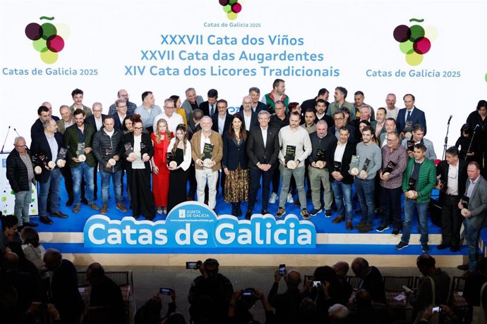 El titular del Ejecutivo gallego, Alfonso Rueda, acompañado por la conselleira do Medio Rural, María José Gómez, asiste al acto de entrega de los Premios Catas da Galicia