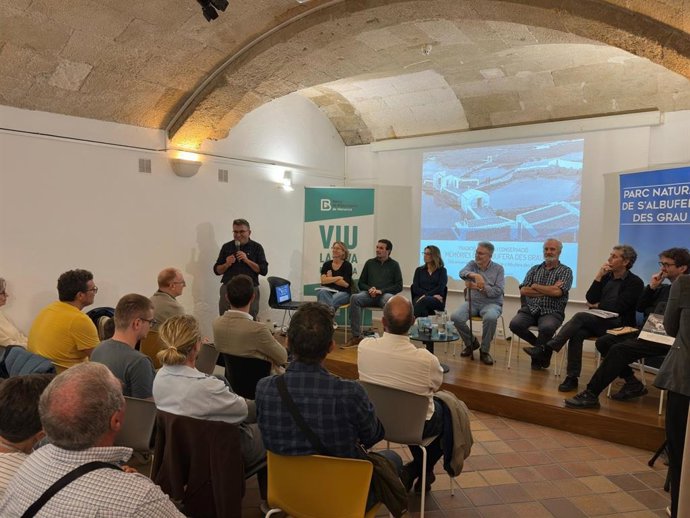 El conseller de Agricultura, Pesca y Medio Natural, Joan Simonet, interviene en la presentación del libro 'Memòries de l'albufera des Grau. Tradició, recerca i conservació'.