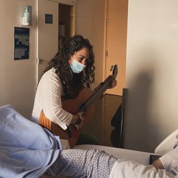 Laia Font durant el seu treball en la Unitat de Cures Pal·liatives