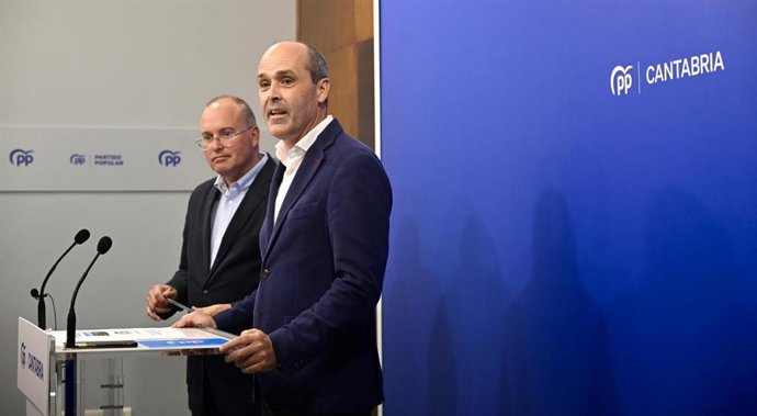 Archivo - El portavoz del grupo popular en el Parlamento de Cantabria, Juan José Alonso, acompañado del secretario general del PP a nivel nacional, Miguel Tellado. Foto de archivo