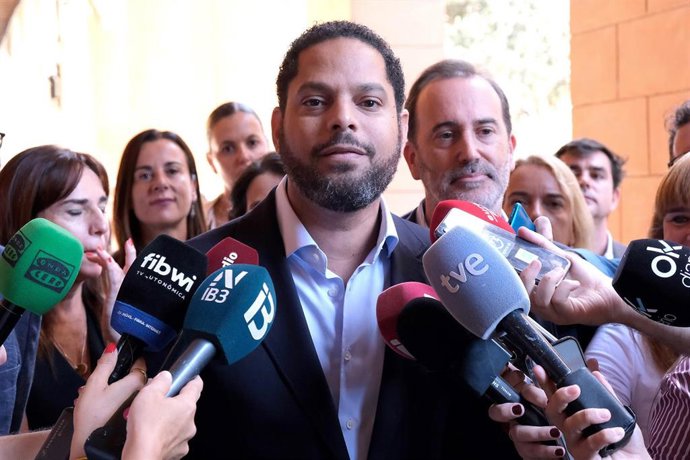 Archivo - El secretario general de VOX, Ignacio Garriga, atiende a los medios durante su visita al Parlament Balear, a 17 de septiembre de 2025, en Palma de Mallorca, Mallorca, Baleares (España).