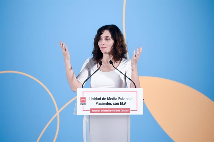 La presidenta de la Comunidad de Madrid, Isabel Díaz Ayuso, durante una visita a la nueva Unidad de media estancia del Hospital público Universitario Santa Cristina