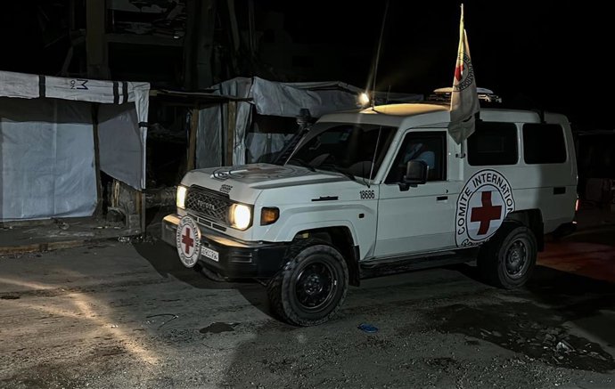 Vehículo de la Cruz Roja transporta los restos de un rehén entregados por Hamás en la Franja de Gaza
