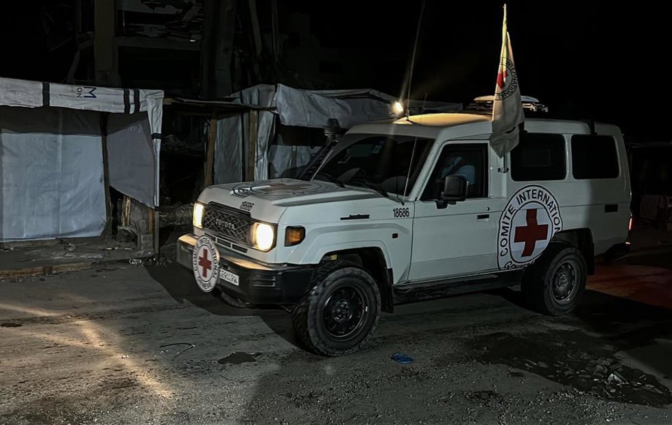Vehículo de la Cruz Roja transporta los restos de un rehén entregados por Hamás en la Franja de Gaza
