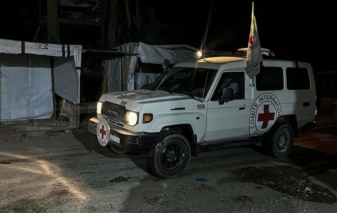 4 de novembro de 2025, Cidade de Gaza, Faixa de Gaza, Território Palestino: Um veículo da Cruz Vermelha transporta um corpo, depois que o Hamas disse que encontrou o corpo de um soldado israelense refém na terça-feira e se prepara para devolvê-lo a Israel