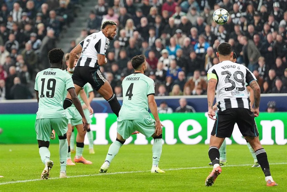 Joelinton marca un gol de cabeza al Athletic Club.