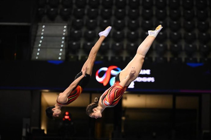 Nicolás Toribio y Erica Sanz, durante el Campeonato del Mundo de gimnasia en trampolín.