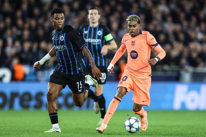 05 de novembro de 2025, Bélgica, Brugge: Raphael Onyedika (L), do Club Brugge, e Lamine Yamal, do Barcelona, disputam a bola durante a partida de futebol da Liga dos Campeões da UEFA entre o Club Brugge KV e o FC Barcelona no Estádio Jan Breydel. Foto: Br